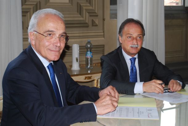 La firma della convenzione Ri.Visual fra il presidente della Camera di commercio di Firenze Vasco Galgani e il prefetto Luigi Varratta