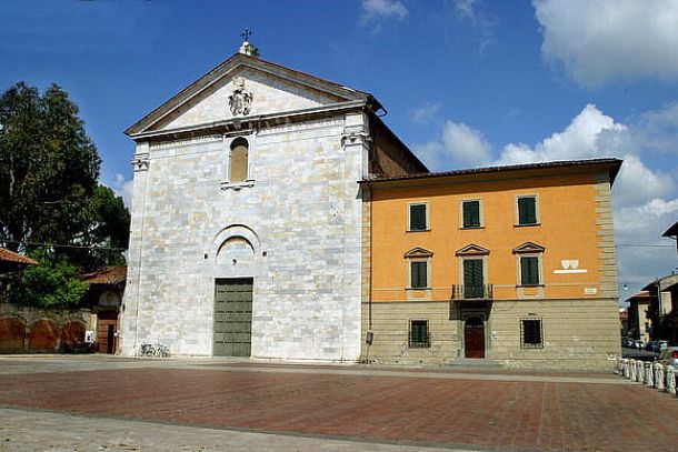 La facciata della Chiesa di San Francesco a Pisa