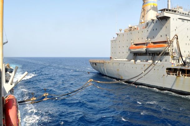 La nave americana Patuxent rifornisce Nave Zeffiro