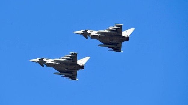 Due caccia Eurofighter in volo