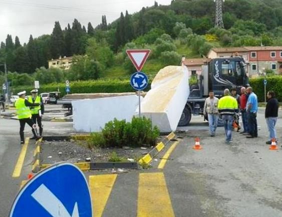 I blocchi di marmo in strada a Carrara