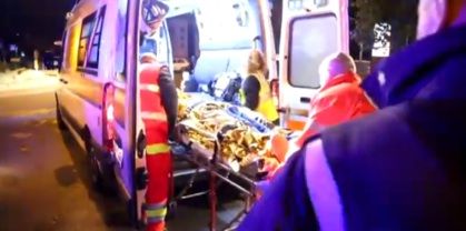 Uno dei feriti viene trasportato in ospedale