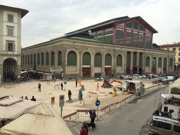 La piazza del Mercato Centrale si prepara ad accogliere gli ambulanti di San Lorenzo