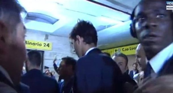Balotelli un po' troppo nervoso all'arrivo a Napoli