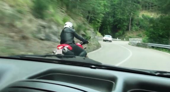 Un motociclista spericolato sulla strada del Passo del Muraglione