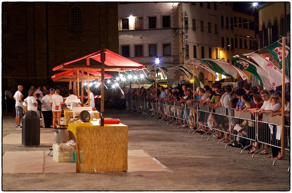 Lasagne e cocomero nella notte di San Lorenzo (Foto Lensi)