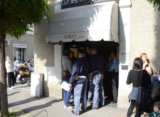 Far west in via Oberdan a Grosseto, banditi assalto gioielleria