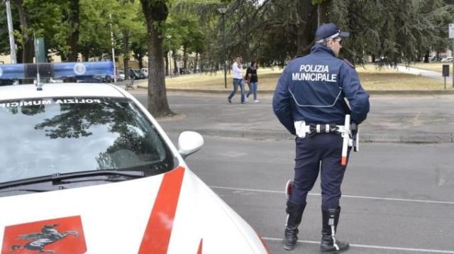 Blitz anti-prostituzione della Municipale di Prato in piazza Mercatale