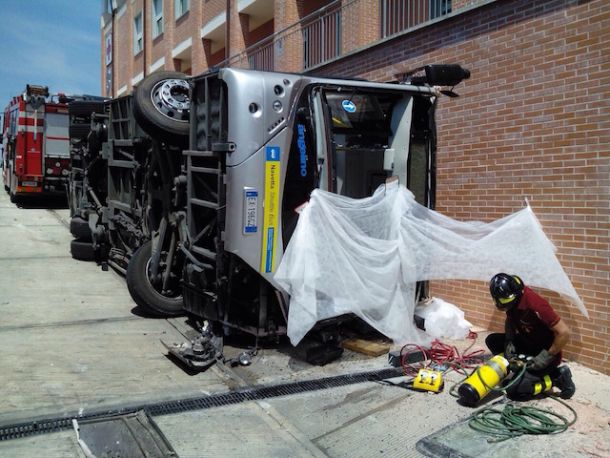 Il bus dopo in tragico ribaltamento a Pisa