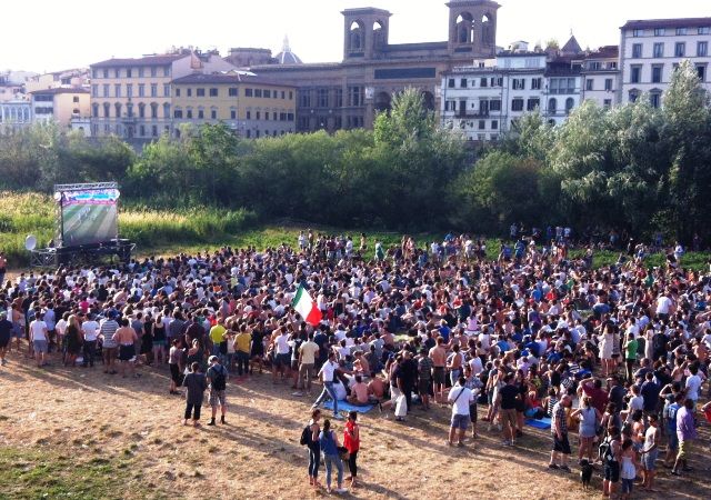 Italia-Uruguay alla spiaggia sull'Arno, i tifosi durante la partita sul maxischermo