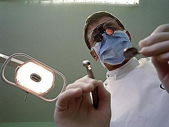 Gli italiani, causa crisi, fanno a meno del dentista