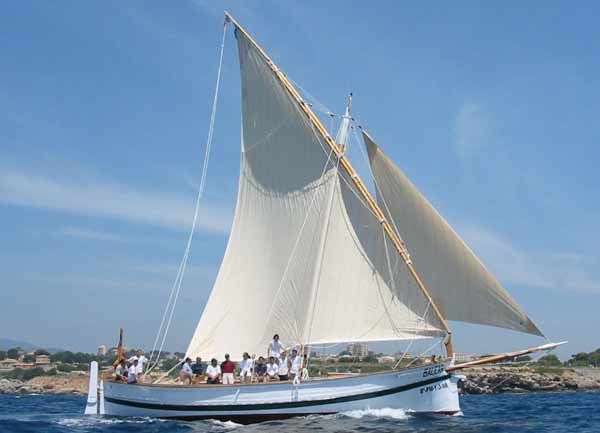 Un'imbarcazione a vela latina