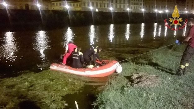 IL recupero del corpo del giovane coreano da parte dei sommozzatori dei Vigili del Fuoco