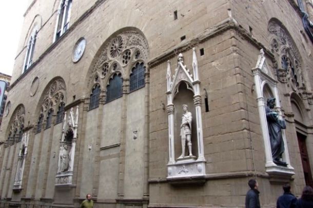 La-chiesa-di-Orsanmichele-e-la-nicchia-con-San-Giorgio-di-Donatello-1024x768