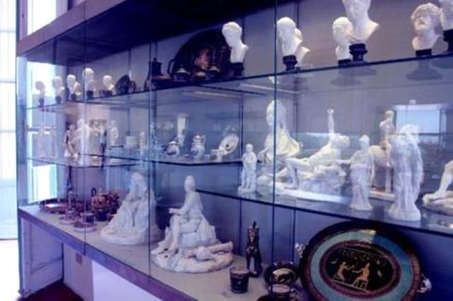 Museo delle porcellane a Boboli, turista rovina su una vetrina e danneggia statuette