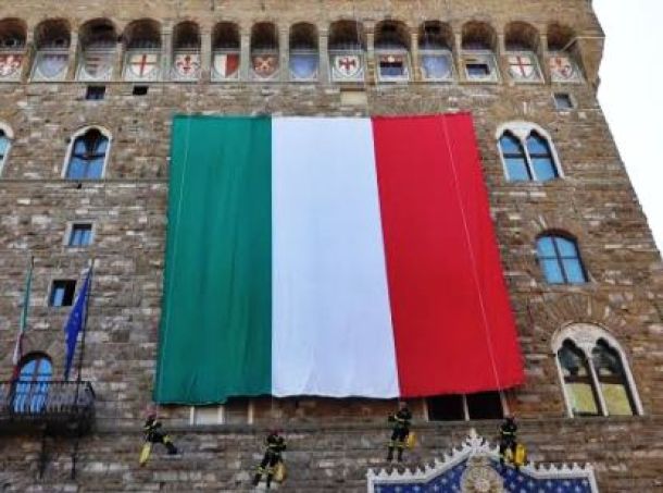 Parata del 2 Giugno a Firenze, il maxi tricolore steso su Palazzo Vecchio dai vigili del fuoco