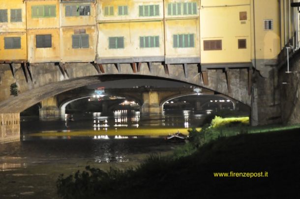 Il ponte a Santa Trinita visto sotto una delle arcate del Ponte Vecchio (Foto FirenzePost)