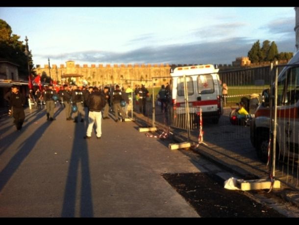 La Polizia sgombera le bancarelle in piazza dei Miracoli a Pisa