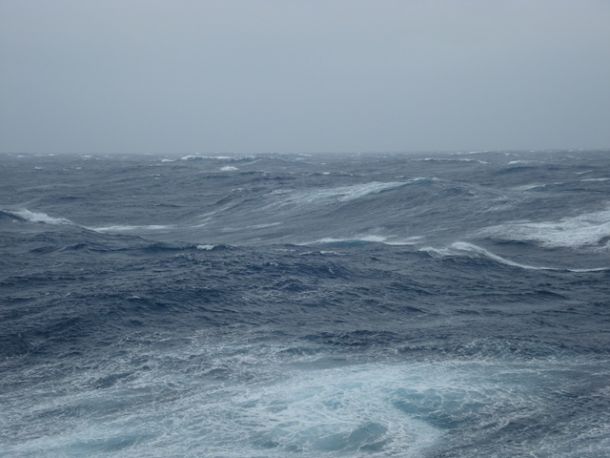 Mare molto mosso fermi traghetti per l'Elba