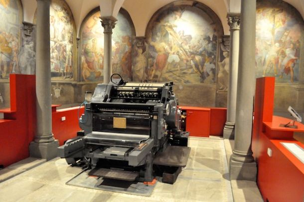 Una macchina tipografica a caratteri mobili degli anni '70 in mostra presso la Società Dante Alighieri