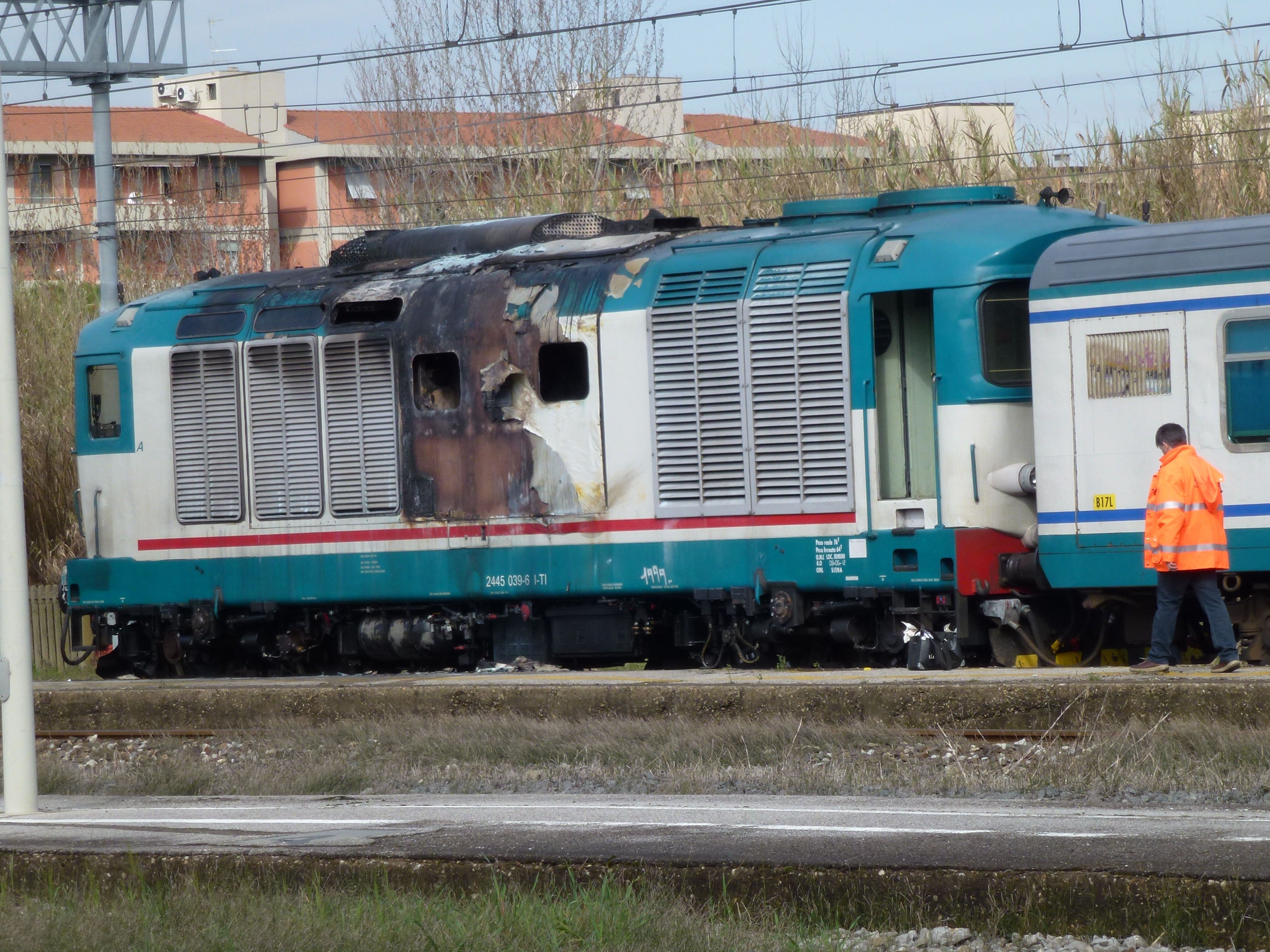 Il locomotore bruciato alla stazione delle Cascine
