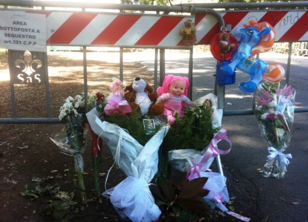 Parco delle Cascine, fiori e piccoli pupazzi per le due vittime del ramo killer