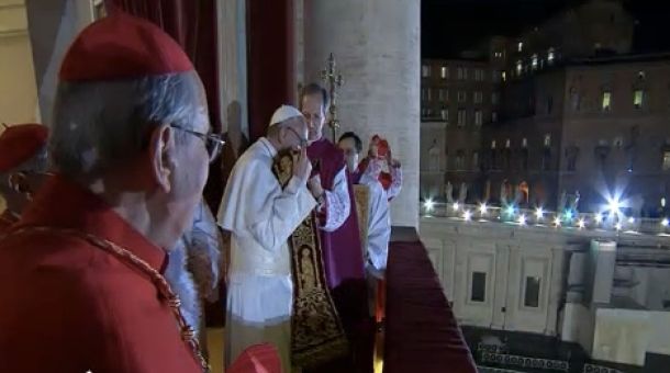 Papa Francesco I saluta i fedeli