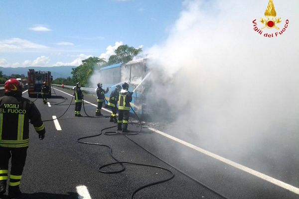L'incendio del bus sull'A11