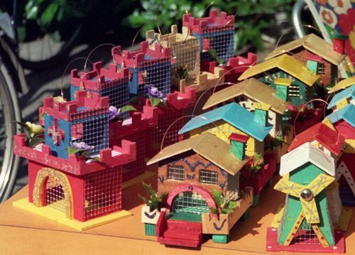 Polemica sul ritorno della festa con il grillo vero in gabbia