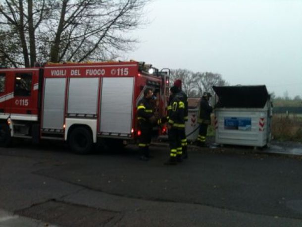 Cassonetto a fuoco a Signa
