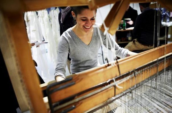 Un'operatrice al lavoro a Pitti Filati