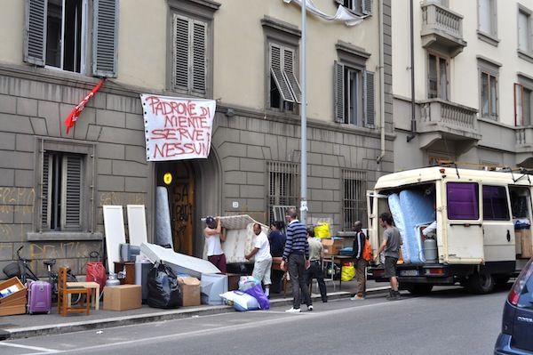 Un momento dello sgombero di via Pier Capponi