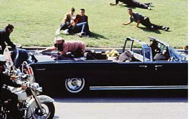 23 novembre 1963: il presidente Usa John Kennedy è stato appena colpito a morte a Dallas