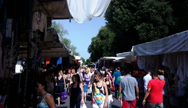 Cascine, folla al mercato nel giorno di San Giovanni