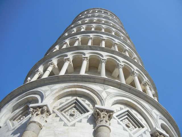 Torre di Pisa, una turista ha accusato un malore