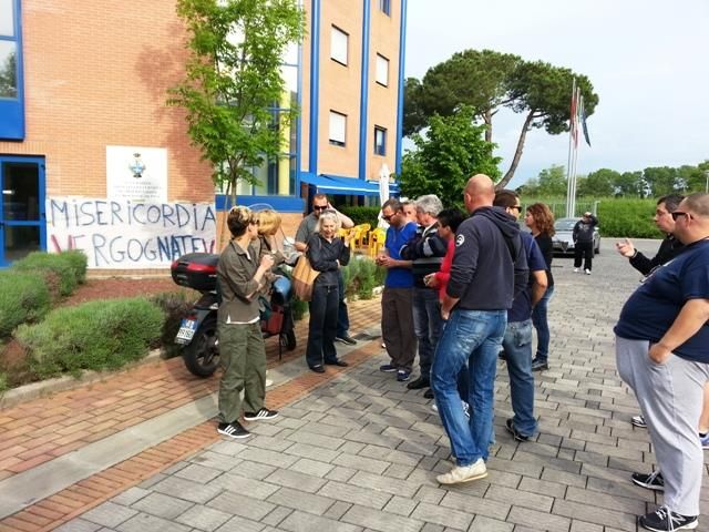 Il presidio davanti all'Arciconfraternita di Pisa