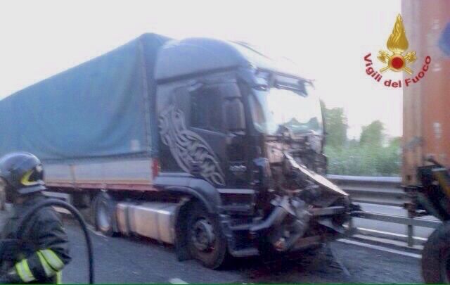 Uno dei mezzi pesanti coinvolto nell'incidente sulla Fi Pi Li