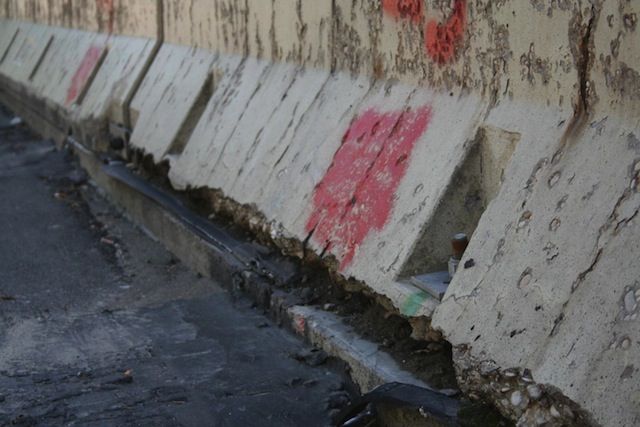 Barriere deteriorate dal tempo lungo l'A1