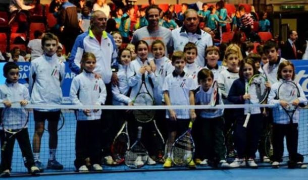 Tanti bambini con le racchete in mano e sotto rete a Livorno