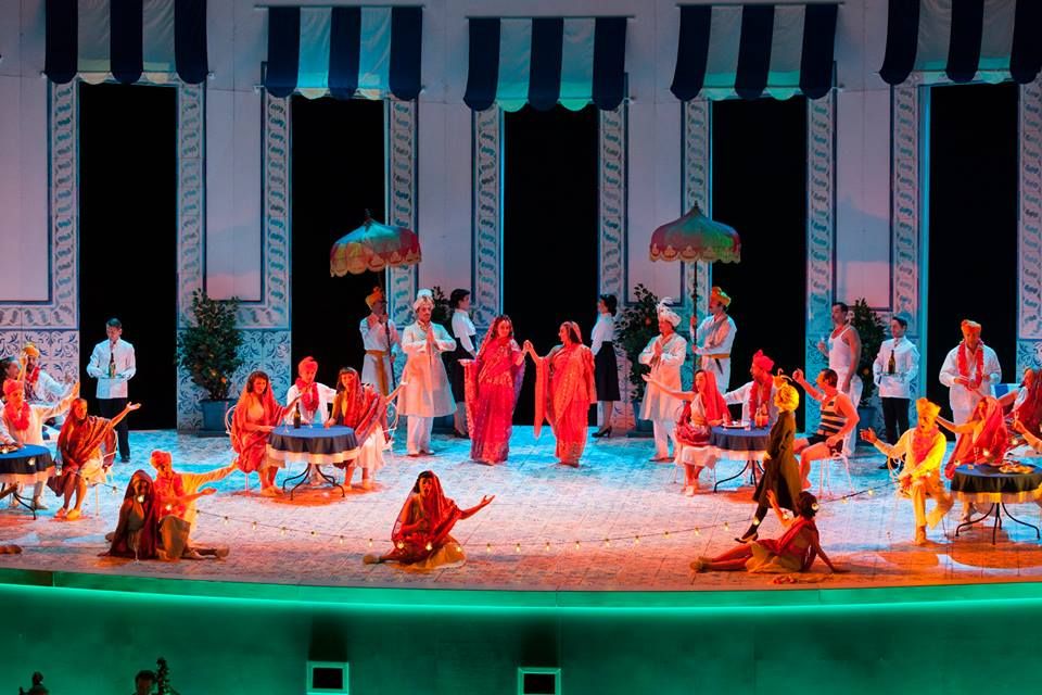 Un momento del «Così fan tutte» in scena all'Opera di Firenze