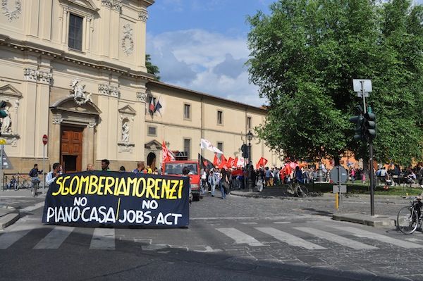 Bengala accesi davanti al Centro per l'impiego