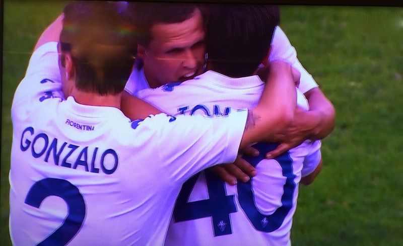 Josip Ilicic festeggiato dai compagni dopo il secondo gol