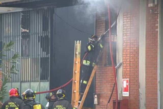 Vittime e feriti al Macrolotto dopo un incendio