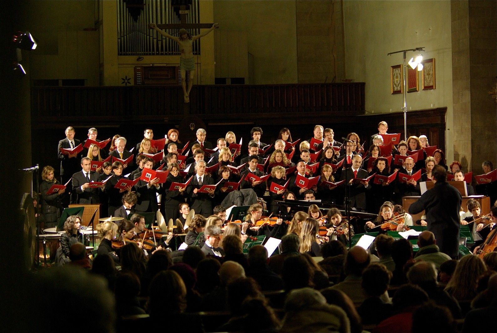 La Schola Cantorum Landini e l'Orchestra Galilei col direttore Nicola Paszkowski