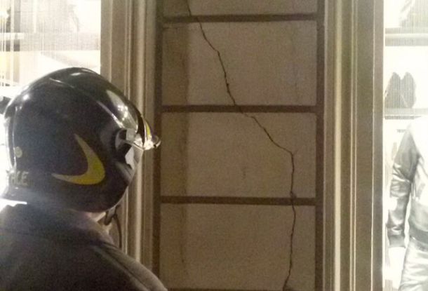 Una delle crepe nello stabile di via dei Lamberti a Firenze