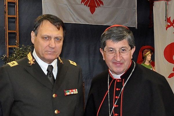 Il comandante Roberto Catarsi con il cardinale Giuseppe Betori alla Festa di santa Barbara patrona dei Vigili del Fuoco