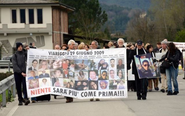Strage di Viareggio, i familiari arrivano al processo in corteo