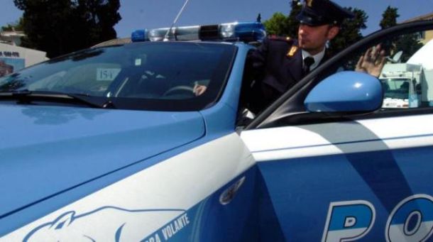 La polizia di Arezzo ha arrestato un 62enne con il vizio delle armi