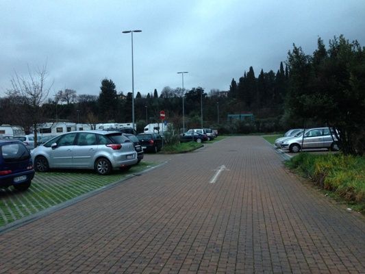 Il parcheggio del Salviatino lungo via Faentina