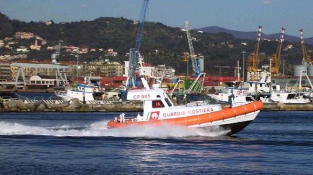 L'intervento della Guardia Costiera ha aiutato una barca in avaria, salvate 5 persone